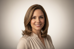 “Retrato de una mujer latinoamericana de unos 35 años, con cabello castaño claro y estilo profesional moderno. Viste una blusa beige elegante y fondo suave tipo estudio, sonriendo de forma natural, iluminación cálida y aspecto realista.”